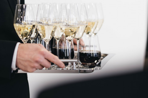 Serveur avec des verres à champagne remplis